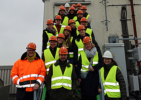 Auszubildende der Sparkasse am Niederrhein beim Besuch der Müllverbrennungsanlage Asdonkshof mit ihrem 200 Meter hohen Schornstein. Ganz links:  Harald Schlenger, Prokurist und kaufmännischer Leiter der Kreis Weseler Abfallgesellschaft (KWA), und ganz rechts seine Kollegin Cornelia Bothen, die Leiterin der Kommunikation.