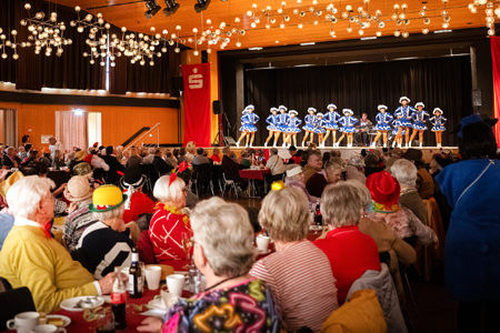 ‚Die Schnuckis‘ brachten mit ihrem schwungvollen Auftritt die rund 450 Gäste des Sparkassen-Seniorenkarnevals auf jecke Betriebstemperatur. Über drei Stunden lang wurde bei Kaffee und Kuchen gemeinsam gelacht, geschunkelt, gesungen und sogar getanzt.