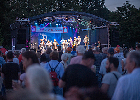 Als es dämmerte übernahm die zwölfköpfige Cover-Band ‚Halle B‘ das Kommando und begeisterte das Publikum beim Sparkassen-Summer-Soul auf der Plaza im Moerser Freizeitpark.