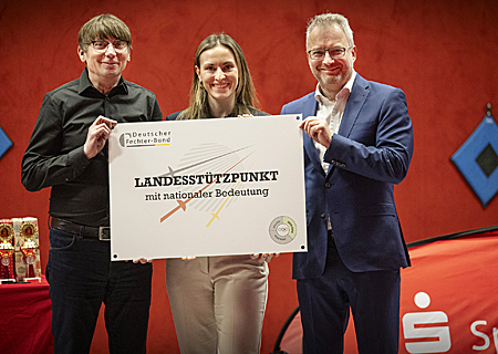 Besonderer Moment für den Fechtclub Moers: Julia Dörfer (Mitte), Referentin Leistungssport beim Deutschen Fechter Bund, und Marco Bez (rechts), Präsident des NRW Fechter-Bundes, überreichten Markus Tenbergen (Mitte) beim Sparkassen Cup die Auszeichnung ‚Landestützpunkt von nationaler Bedeutung‘.