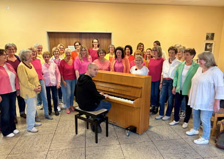 Unter der Leitung von Chorleiter Dennis Kittner proben die Sängerinnen von Cantare Repelen derzeit für ihr Sommerfeeling-Konzert in der Dorfkirche.