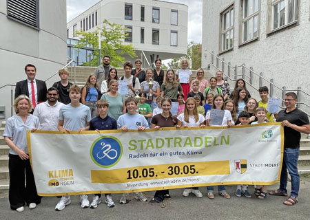Große Freude bei der Siegerehrung im Rathaus: Gemeinsam mit Vertreterinnen und Vertretern der Sponsoren und der Stadtverwaltung freuen sich die Schülerinnen und Schüler sowie ihre Lehrerinnen über ihre Erfolge beim diesjährigen Stadtradeln.