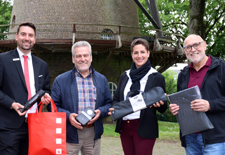 Sonsbeck freut sich auf vier schöne Tage mit 14 Engländern aus der Partnerstadt Sandwich. V.l.n.r.: Markus Hans von der Sparkasse, Jürgen Schönauer (Planungskomitee), Alexandra Schwillo (HVV) und Johannes Jentjens (Planungskomitee).