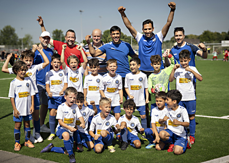 Spaß und Freude standen beim Tag des Jugendfußballs im Vordergrund. Hier die Jugend des VfL Repelen mit Markus Schürmann und Georg Gaidt (hinten, 2. u. 3. v.l.)