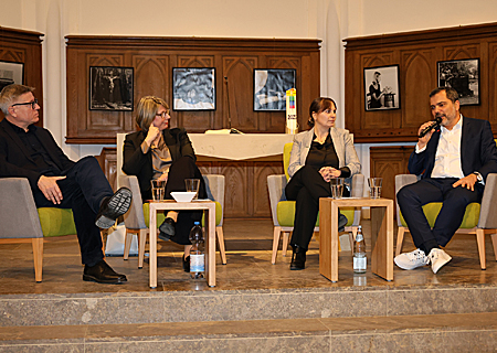 Sprachen in der Stadtkirche über die wirtschaftliche Situation und die die Sorgen vieler Menschen (v.l.n.r.). Moderator Dr. Claus Hagemann, Sandra Jungmaier, Nina Kemmerich und Giovanni Malaponti.