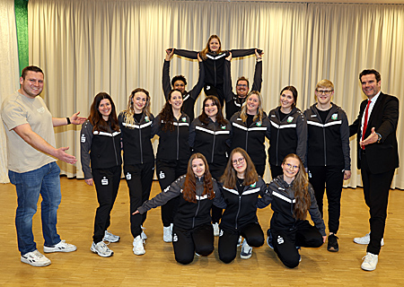 Für die Präsentation der neuen Trainingsanzüge der Tanzabteilung des Elferrates St. Marien Hochstraß hatte Präsident Lukas Klaffki (ganz links) Stefan Ertelt (ganz rechts) von der Sparkasse am Niederrhein eingeladen, die dafür eine Spende gegeben hatte.