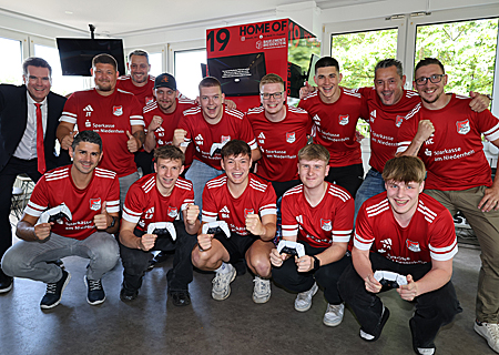 Die hochmotivierte E-Sport-Mannschaft des TuS Borth hofft in ihrer zweiten Saison in der Sparkassen-Verbandsliga auf den Einzug ins Finale. Ganz rechts: Trainer Kevin Carrino, ganz links: Stefan Ertelt vom Hauptsponsor Sparkasse am Niederrhein.