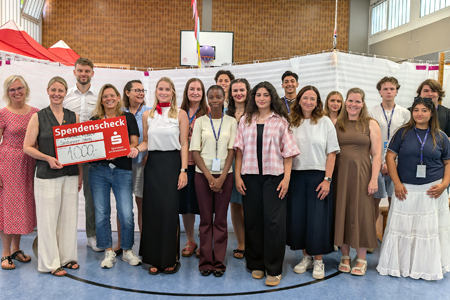 1.000 Euro von der Sparkasse am Niederrhein für die Tummelferien. Bürgermeisterin Julia Zupancic und Spielpunktleiterin Claudia Deselaers mit dem symbolischen Spendenscheck, den Jan Gerlich (3.v.l.) und Lena Kempken (6.v.l.) mitgebracht hatten.