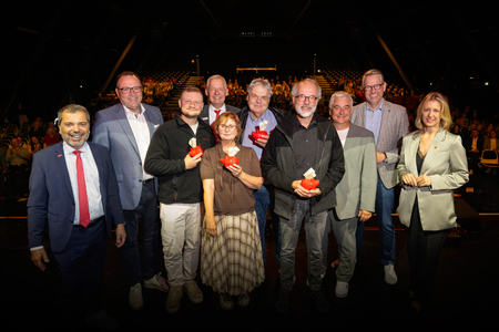 Beim Vereinsfrühschoppen der Sparkasse in der Enni-Eventhalle wurden unter den anwesenden Vereinsvertretern auch diesmal wieder vier Extra-Spenden von je 250 Euro verlost. V.l.n.r.: Giovanni Malaponti, Frank Berger, Daniel Siebert, Bernd Zibell, Andrea Preuß, Dietmar Gerhardt, Martin Behnisch-Wittig, Ingo Oschmann, Ingo Brohl und Julia Zupancic.