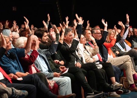 Unterhaltsame Comedy-Häppchen, beeindruckende Geschichten und eine spannende Ziehung von Extraspenden erwartet die Vertreter von gemeinnützigen Vereinen und Organisationen aus Moers beim Vereinsfrühschoppen der Sparkasse am Niederrhein in der Festivalhalle am Solimare. Hier ein Bild aus dem vorigen Jahr.