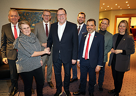 Claudia von Parzotka-Lipinski gratulierte Frank Berger, dem neuen Vorsitzenden des Verwaltungsrates der Sparkasse am Niederrhein, als erste zur Wahl. Den Glückwünschen schlossen sich (v.r.n.l.) Julia Zupancic, Dirk Schauenberg, Giovanni Malaponti, Philipp Richter, Ingo Brohl und Bernd Zibell an.