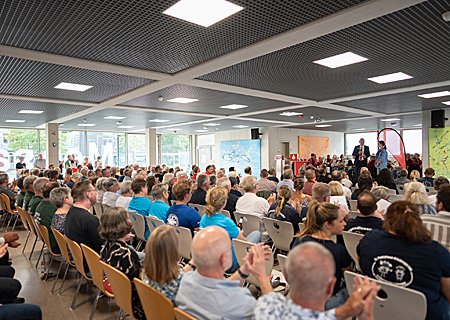 In der Mensa der Willi-Fährmann-Gesamtschule erwartet die Sparkasse am Niederrhein wieder rund 200 Vereinsvertreter aus Xanten zum Ehrenamtsforum, hier ein Foto aus dem vergangenen Jahr.