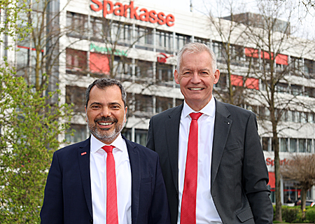 Giovanni Malaponti und Bernd Zibell blicken zufrieden auf das Geschäftsjahr 2025 der Sparkasse am Niederrhein zurück.