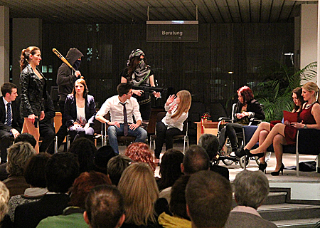 Lutz Hübner „Bankenstück“ erlebte eine besondere Premiere. Zwölf Auszubildende der Sparkasse am Niederrhein verwandelten die Kundenhalle der Hauptstelle am Ostring zur Theaterbühne. Die jungen Schauspieler in alphabetischer Reihenfolge: Wiebke Bruch, Nico Falß, Mattis Keuchel, Nadine Leverenz, Nils Lettgen, Ronja Machwitz, Lisa Pfeifer, Vanessa Puppe, Jessica Röder, Alena Rösen, Tobias Schneider und Alina Steffan.